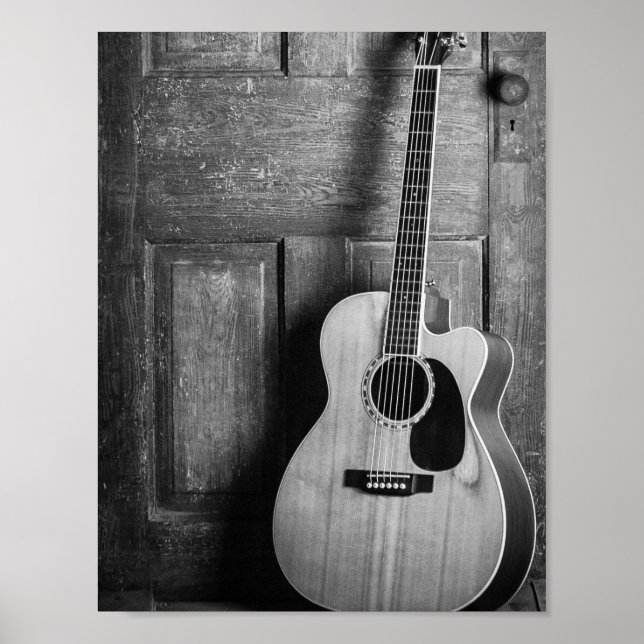 Póster Guitarra inclinándose contra la puerta en blanco y (Frente)