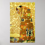 Póster Gustav Klimt Poster del cumplimiento<br><div class="desc">Gustav Klimt poster del cumplimiento. Friso de 1909. Completada durante la fase dorada de Klimt, el Fulfillment presenta una pareja abrazadora que se sostiene bajo un tejido con múltiples patrones, con espirales, ojos, aves, peces y otras formas. El fondo de la obra incluye las mismas espirales de bronce que adornan...</div>