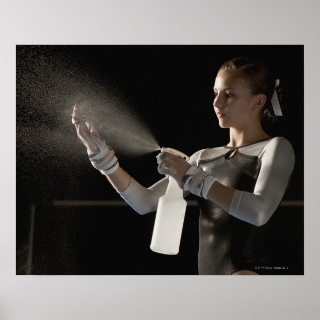 Póster Gymnast spraying water on hands (Frente)