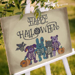 Póster Halloween con dibujos animados y calabazas<br><div class="desc">Este poster de Halloween está lleno de dulzura. Presenta ilustraciones de lindos animales rellenos con algunos de sus esqueletos mostrando una mirada un poco espeluznante junto con algunas calabazas de peluche. Hay un murciélago, un oso, un gato, un perro y un conejo. Los animales y las calabazas están en tonos...</div>