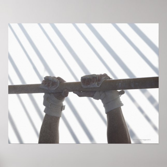 Póster Hands of a male gymnast gripping a horizontal (Frente)