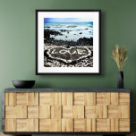 Póster Hawaii Black Sand Beach y Coral "Love" Heart Photo<br><div class="desc">"Amar", relajarse y disfrutar de la belleza de esta prístina playa de arena negra de la Isla Grande mientras miras a este poster fotográfico de la costa hawaiana. Me siento afortunado de haber visto este corazón "amoroso" hecho de rocas de coral, mientras caminaba esta playa a finales de la tarde....</div>