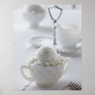 Póster Helado de vainilla en un ambiente blanco