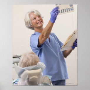 Póster Hembra higienista dental examinando un Rayo X