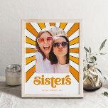 Póster Hermanas | Boho Retro Sun y Photo<br><div class="desc">Este poster de moda y boho presenta un texto retro naranja que dice "hermanas" y un gráfico de estilo vintage de los rayos del sol detrás de tu foto,  en tonos naranja y amarillo sobre un fondo blanco.</div>