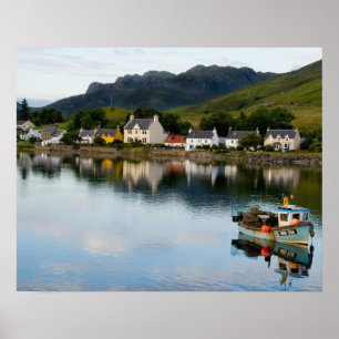 Póster Hermosa foto de pequeño pueblo de Dornie con