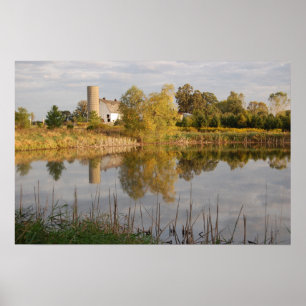 Póster Hermosa granja y granja reflejada en el estanque