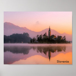 Póster Hermosa iglesia en la isla del lago Bled Eslovenia