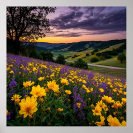 Póster Hermosa pradera con flores vibrantes al amanecer