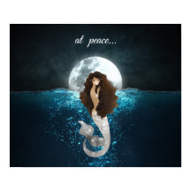 Hermosa sirena en paz bajo la luna llena