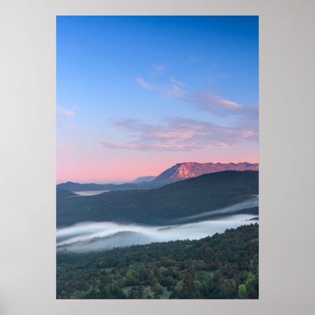 Póster Hermosa vista del amanecer en Nanos de Šilentabor (Frente)