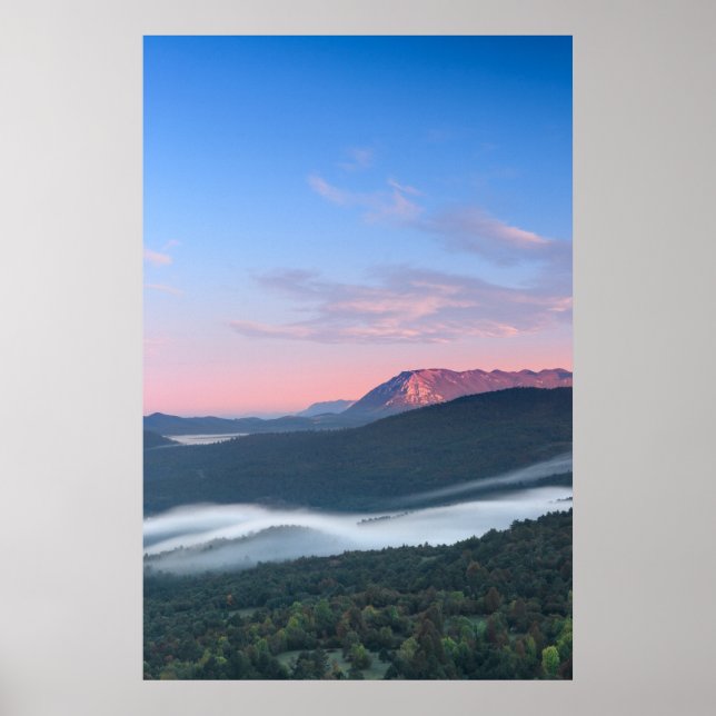 Póster Hermosa vista del amanecer en Nanos de Šilentabor (Frente)