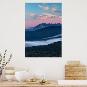 Póster Hermosa vista del amanecer en Nanos desde Šilentab