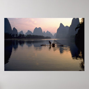 Póster Hermoso atardecer: Cruzando el río Li, Guilin, C
