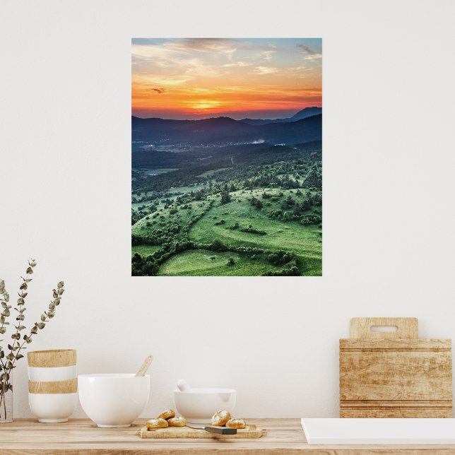 Póster Hermoso atardecer detrás de campos verdes (Cocina)