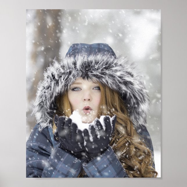Póster Hermoso Chica en un abrigo de invierno con nieve (Frente)
