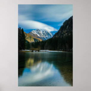 Póster Hermoso lago con montañas en Zgornje Jezersko