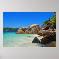 Hermoso mar tropical con costa cubierta de roca