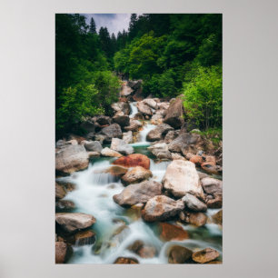 Póster Hermoso río en cascada en primavera