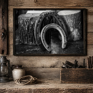 Póster Herraduras Rústicas sobre Troncos de Madera Blanco
