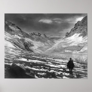 Póster Hiker in the Aconcagua Valley in Chili Photograp