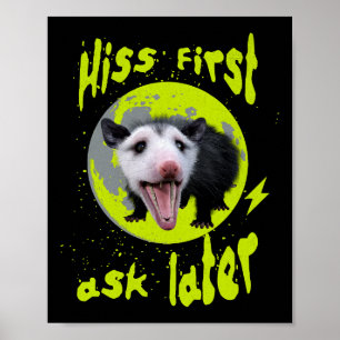 Póster Hiss First Ask Later Divertido Humor de Zarigüeya 