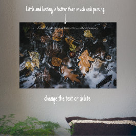 Póster Hojas y bellotas de otoño en aguas misteriosas