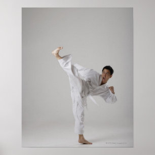 Póster Hombre dando patadas en el aire, artes marciales