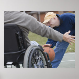 Póster Hombre discapacitado jugando básquetbol con su hij