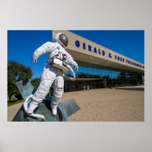 Póster Hombre en la escultura espacial