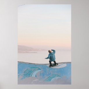 Póster Hombre en patinaje azul en la pared en la playa