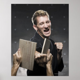 Póster hombre en un karate negro gi practicando artes mar