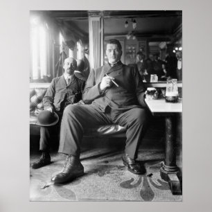 Póster Hombre Gigante Bebiendo una Cerveza, 1910. Foto An