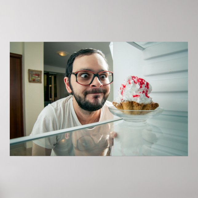 Póster Hombre gracioso mirando en refrigerador (Frente)