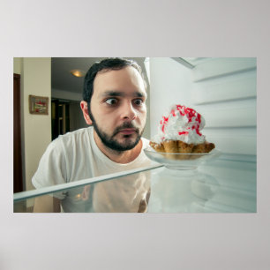 Póster Hombre gracioso mirando en refrigerador