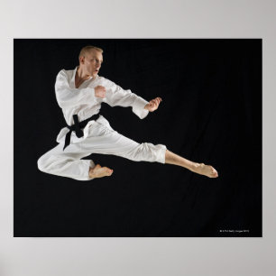 Póster Hombre joven que realiza retroceso del karate en