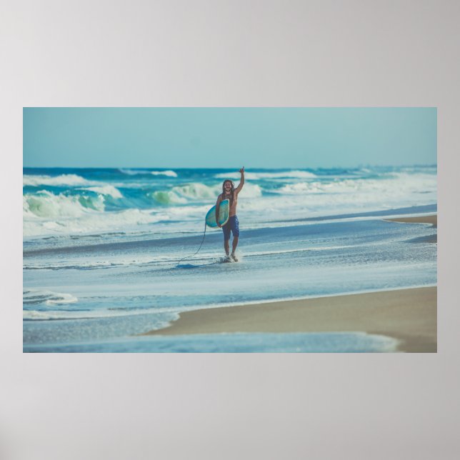 Póster Hombre llevando tabla de surf en la playa (Frente)