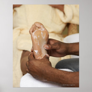 Póster Hombre masajeando el pie de una mujer