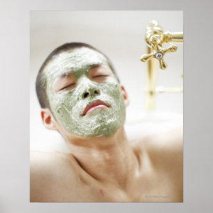 Póster Hombre relajándose en una bañera con una máscara f