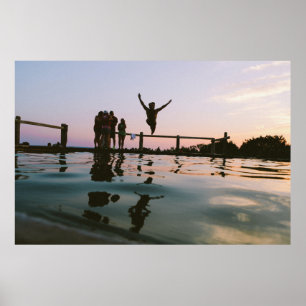 Póster Hombre salta en medio del aire en cuerpo de agua