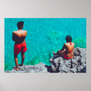 Póster Hombre y mujer sentados en la roca cerca del cuerp