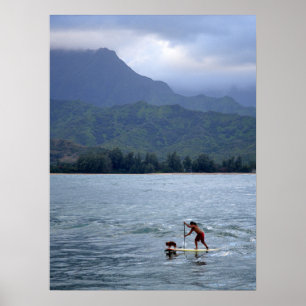 Póster Hombre y perro en el tablón de remo en la bahía de
