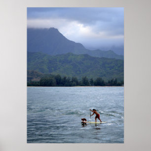 Póster Hombre y perro en paddleboard en la bahía de Hanal