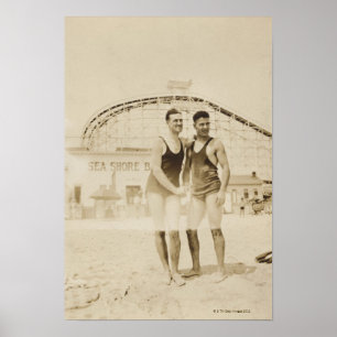 Póster Hombres de pie en la playa