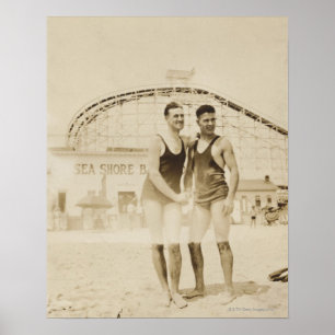 Póster Hombres de pie en la playa