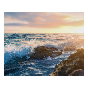 Póster Hora Dorada Olas del Océano Rompiendo en Rocas Pue