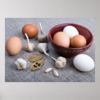 Huevos crudos, ajo y especias en la cocina