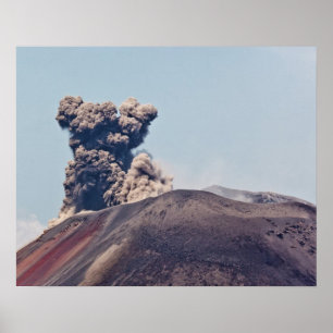 Póster Humo escapando del volcán activo Anak Krakatau