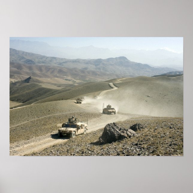 Póster Humvees recorre caminos montañosos escarpados (Frente)