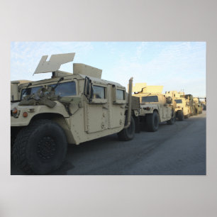 Póster Humvees se sienta en el embarcadero en la ciudad